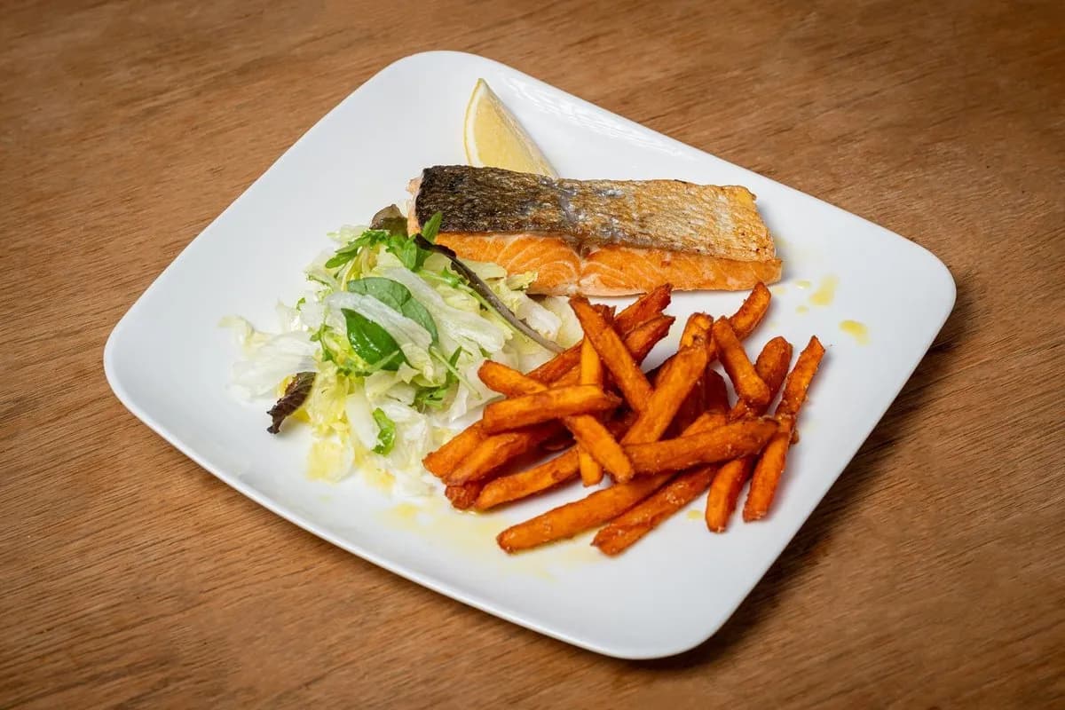 Lazac filé friss, citrusos salátával