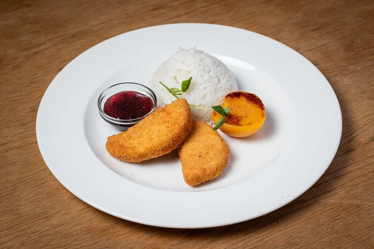 Rántott Camembert áfonyás őszibarackkal (8 dkg)