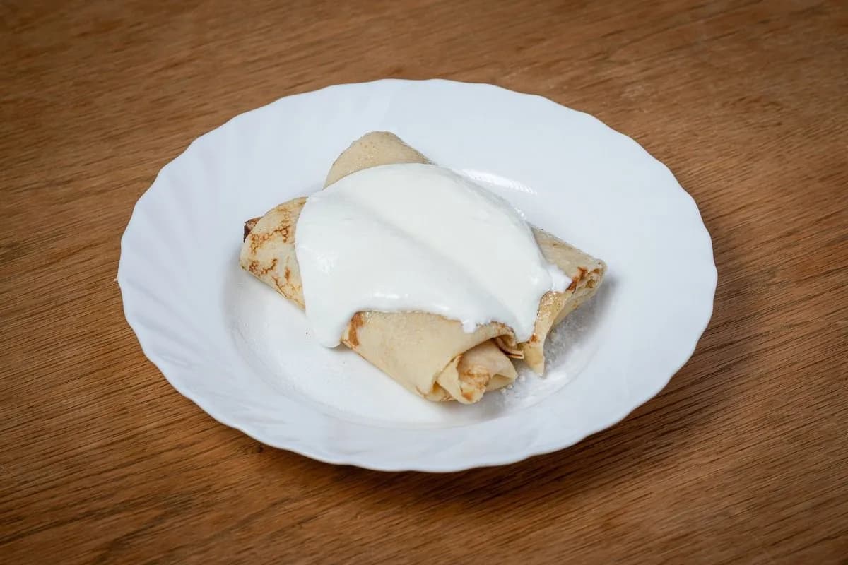 Túrós palacsinta tejföllel