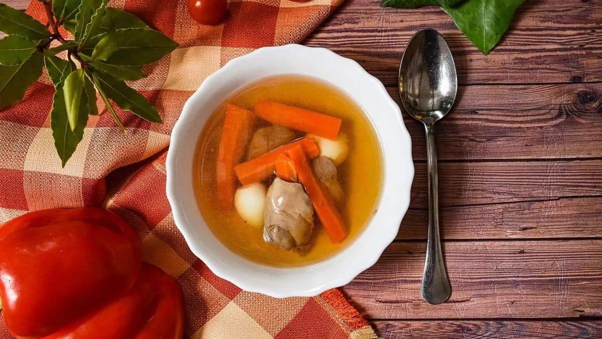 Húsleves főtt csirkemájjal és fürjtojással