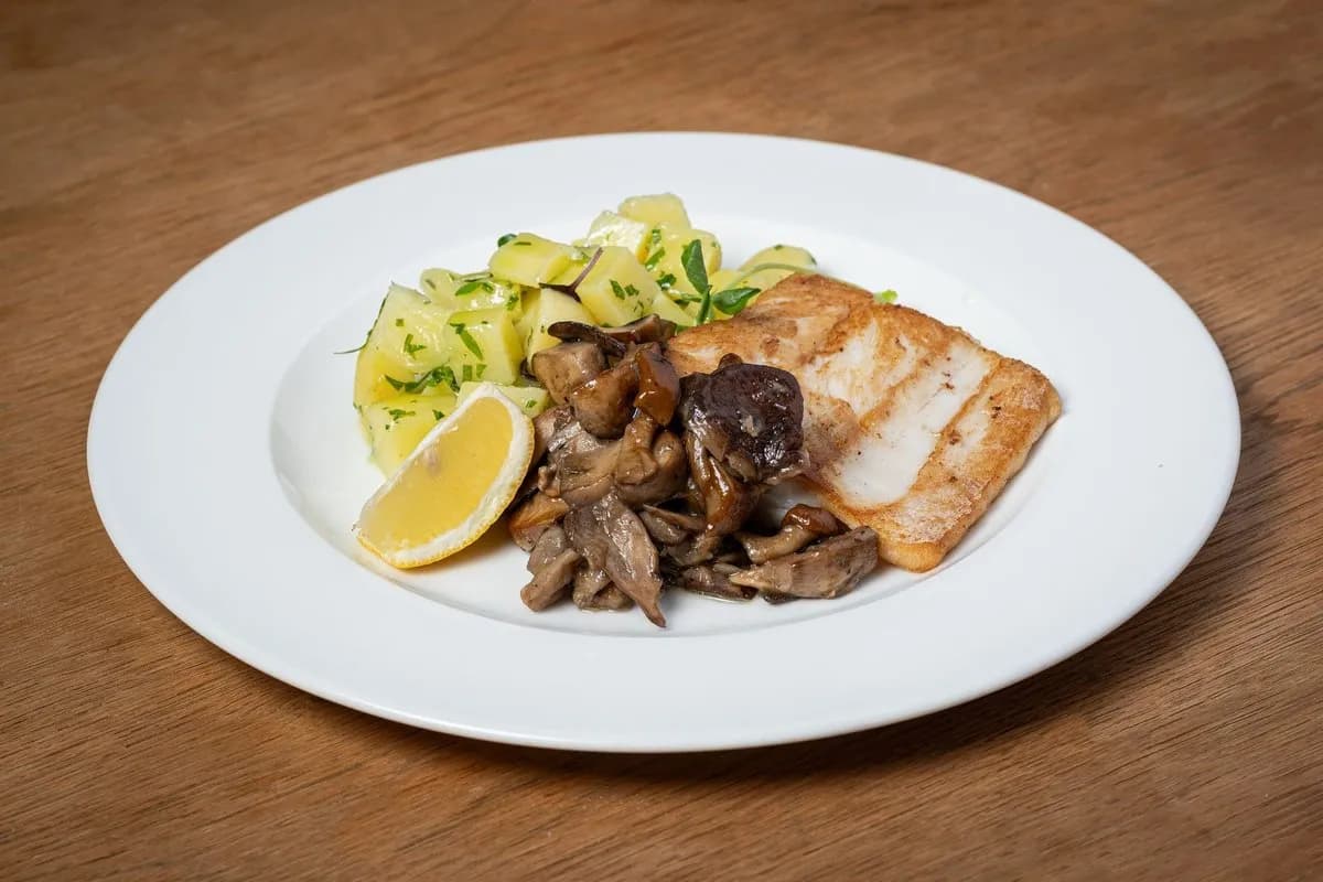 Roston sült tőkehal-filé vadgomba raguval