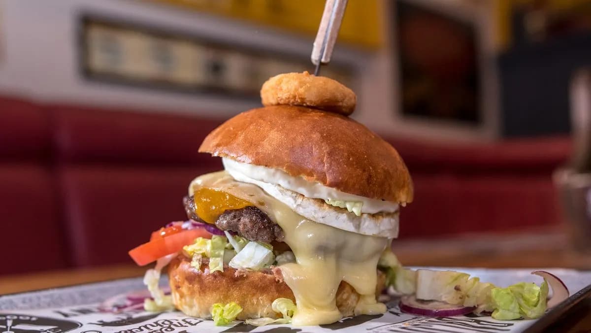 Háromsajtos burger