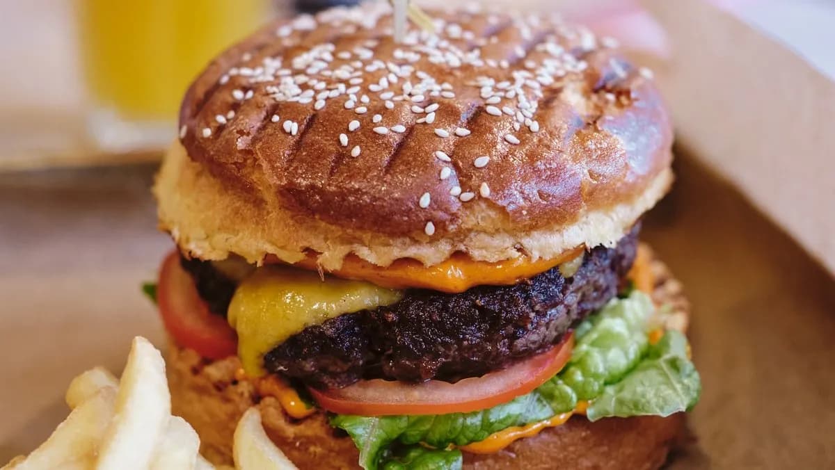 Pastrami marhaburger, hasábburgonya