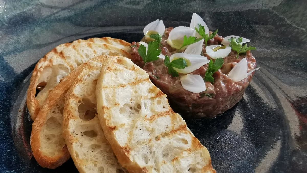 Magyaros marha tatár, zöldségek,pirítós