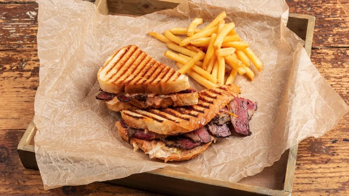 Reuben szendvics, hasábburgonyával