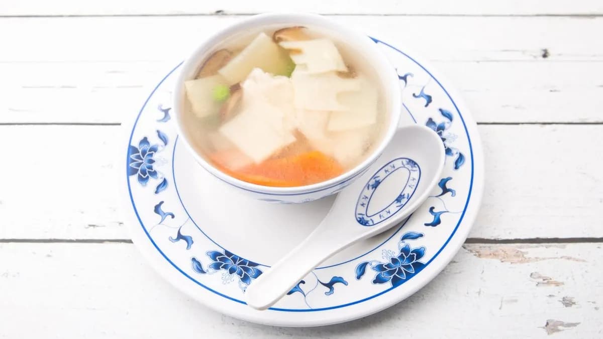 Csirkeleves bambuszrüggyel és gombával