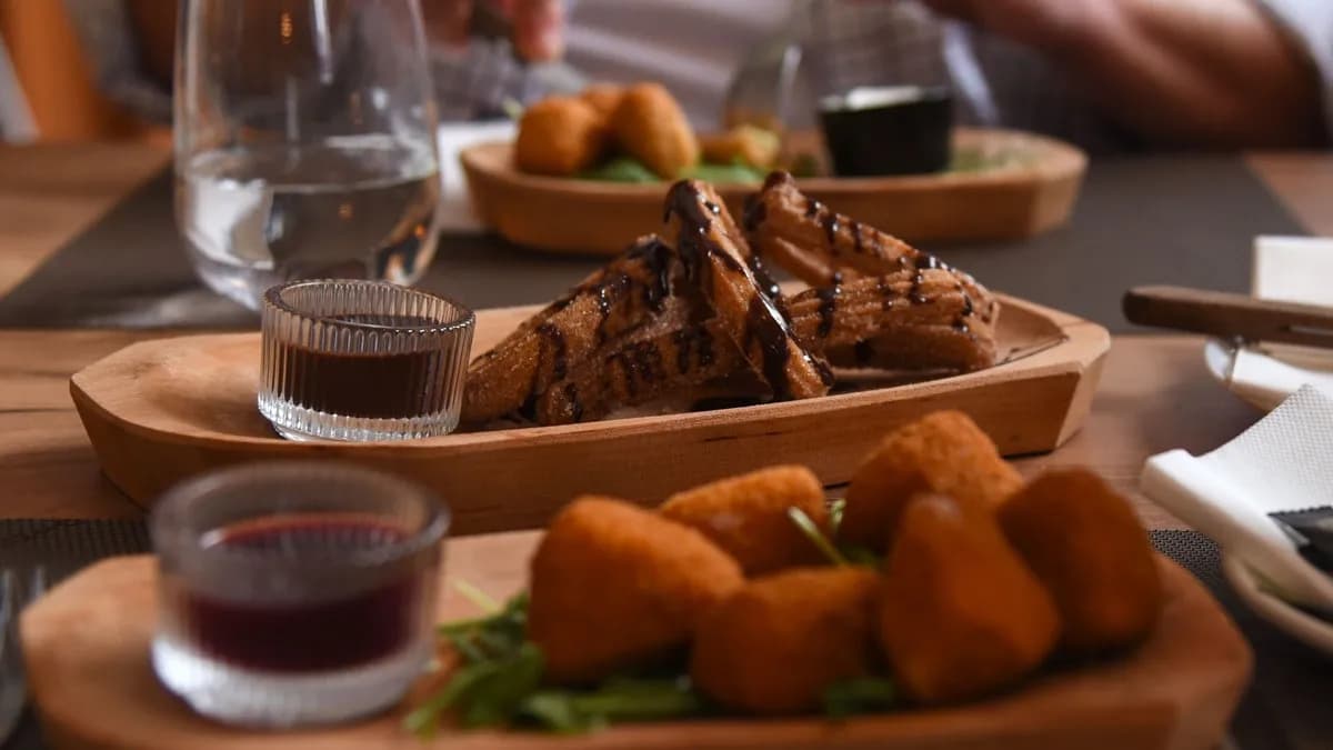 Rántott camambert falatok áfonya lekvárral (8db)