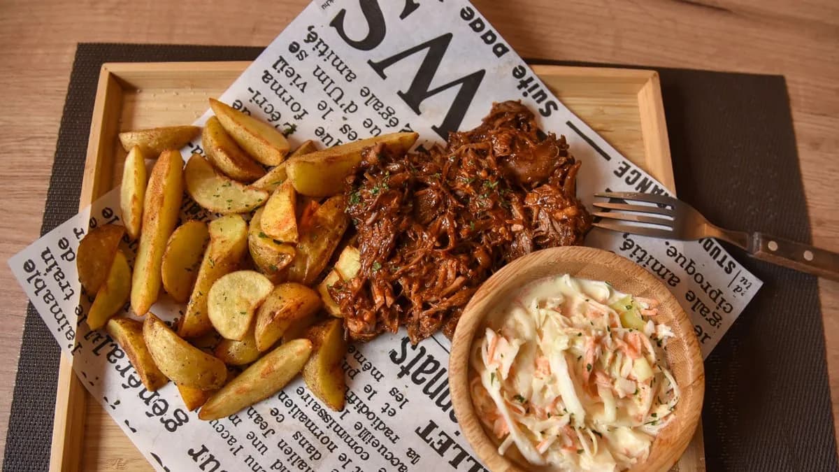 Tépett sertés, steakburgonyával, coleslaw