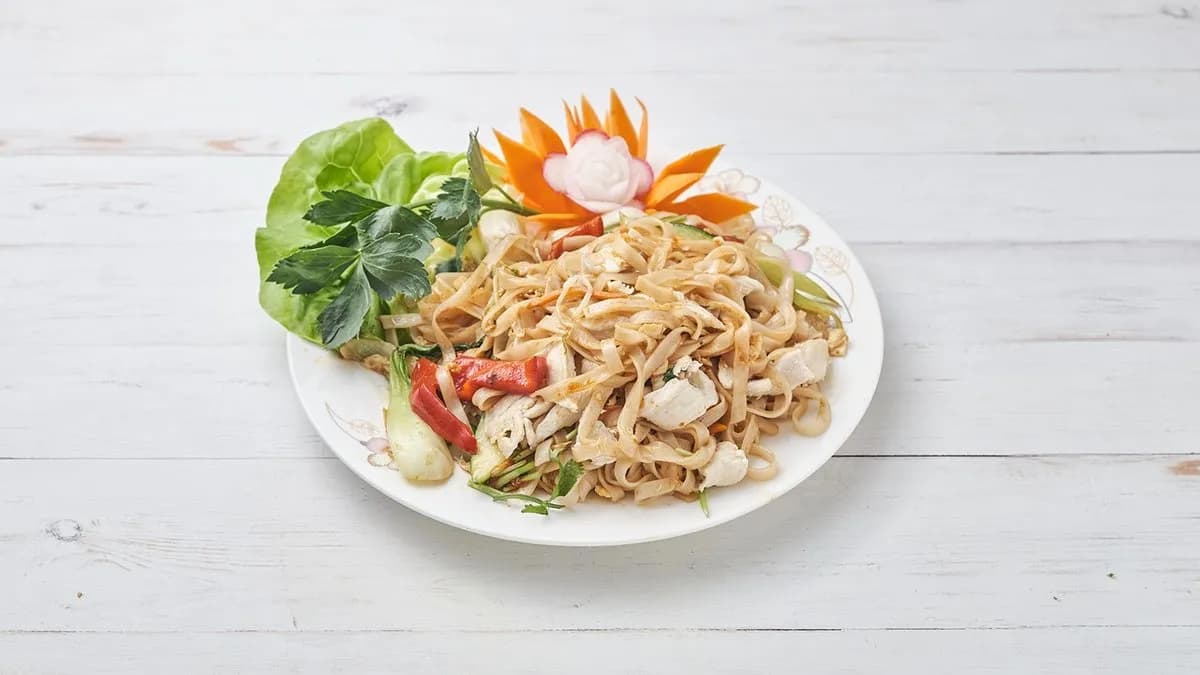 37. Fried ricenoodle with roast duck / Sült rizstészta kacsával