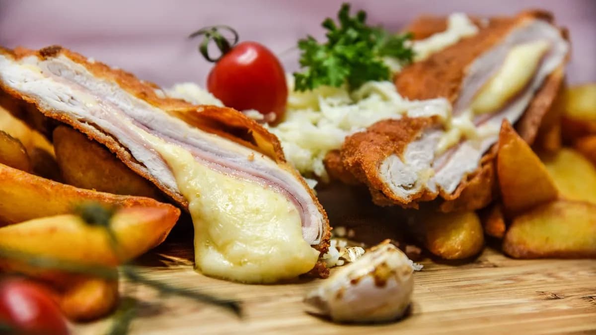 Sajttal, sonkával töltött, rántott borda