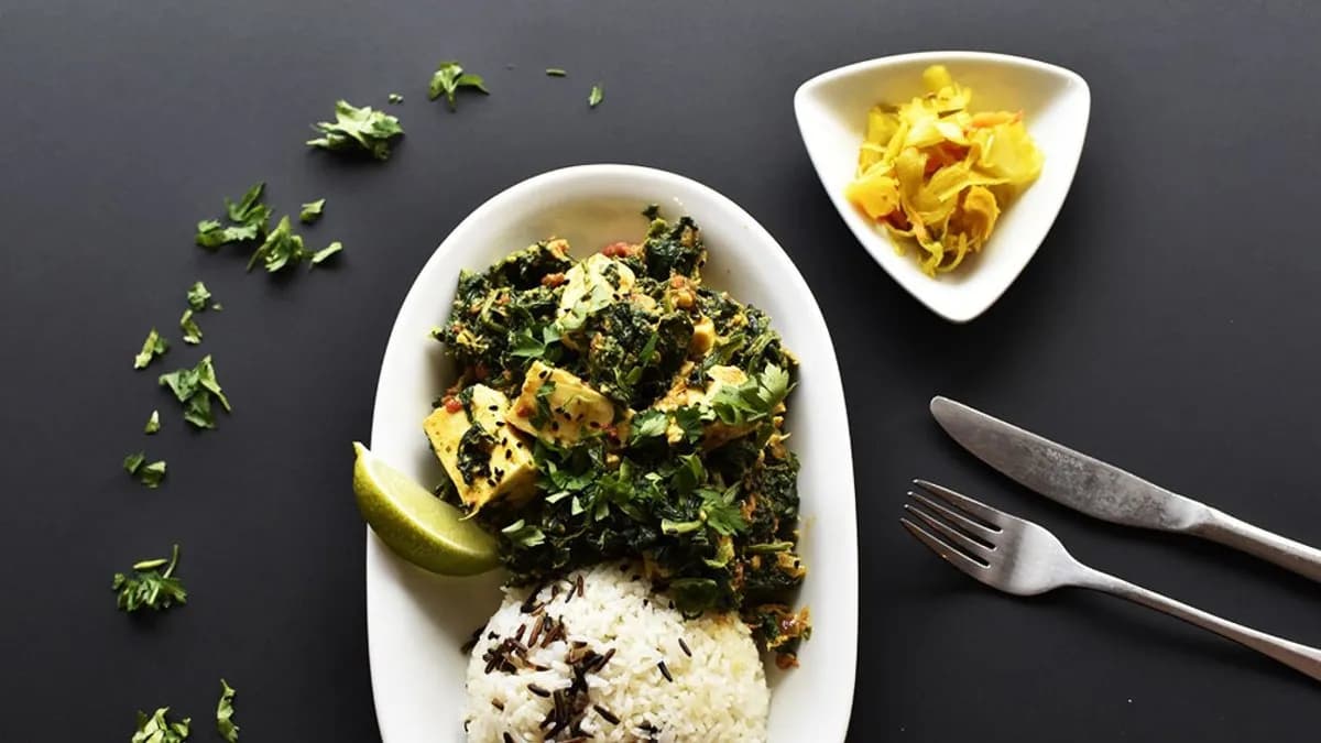 Saag Paneer jázminrizzsel, ázsiai savanyúsággal