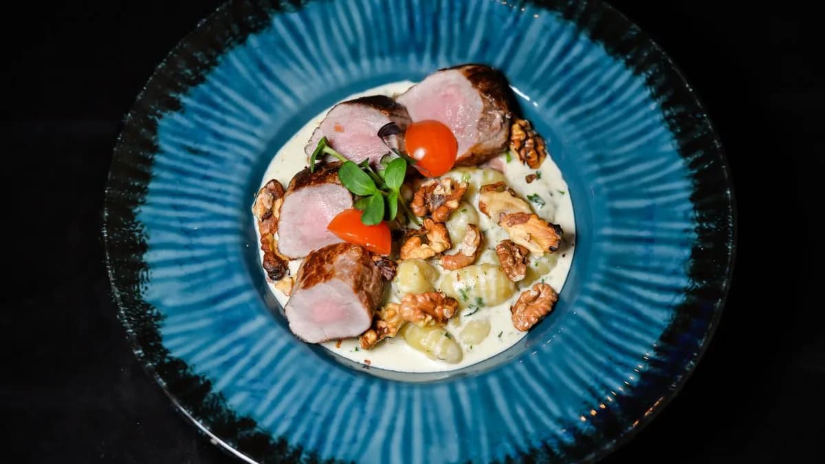 SERTÉSSZŰZ GORGONZOLÁS GNOCCHIVAL ÉS PIRÍTOTT DIÓVAL