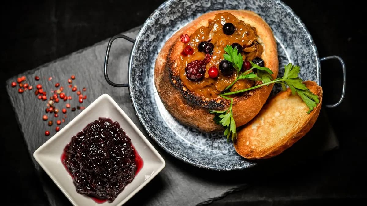 ZÖLDSÉGES VADRAGU HÁZI CIPÓBAN, ÁFONYALEKVÁRRAL