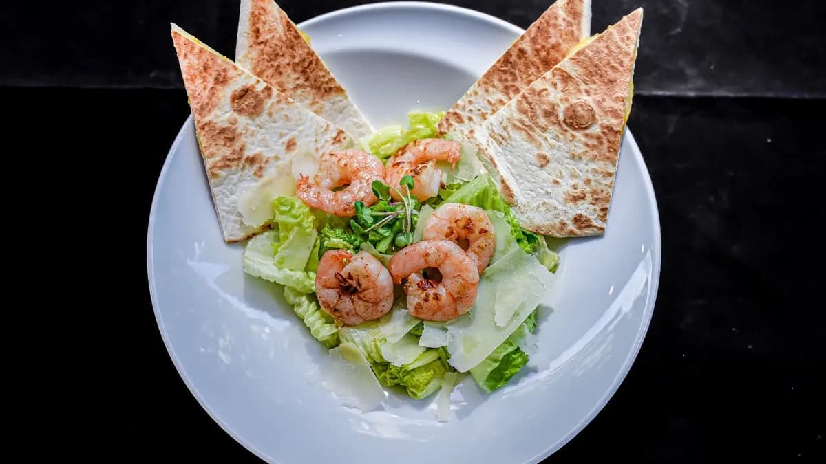 CÉZÁR SALÁTA PIRÍTOTT GARNÉLÁVAL SAJTOS HÁZI LEPÉNY