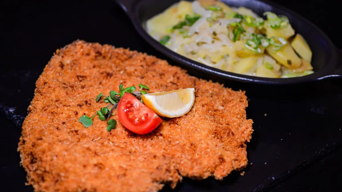 ÓRIÁS BÉCSISZELET BAJOR BURGONYA SALÁTÁVAL