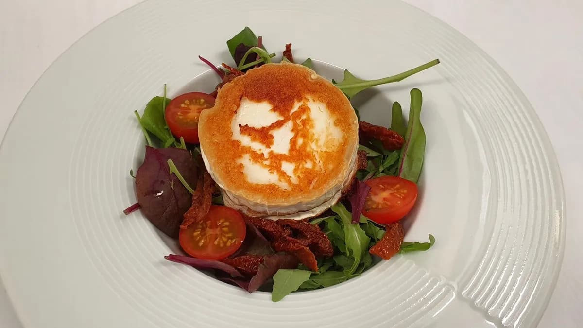 GRILLEZETT KECSKESAJT SALÁTA