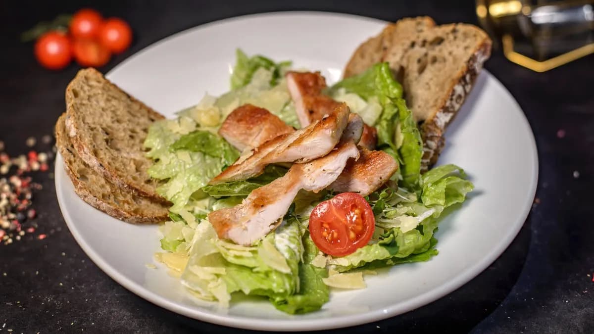 CÉZÁR SALÁTA CSIRKEMELLEL, SAJTOS HÁZI LEPÉNY