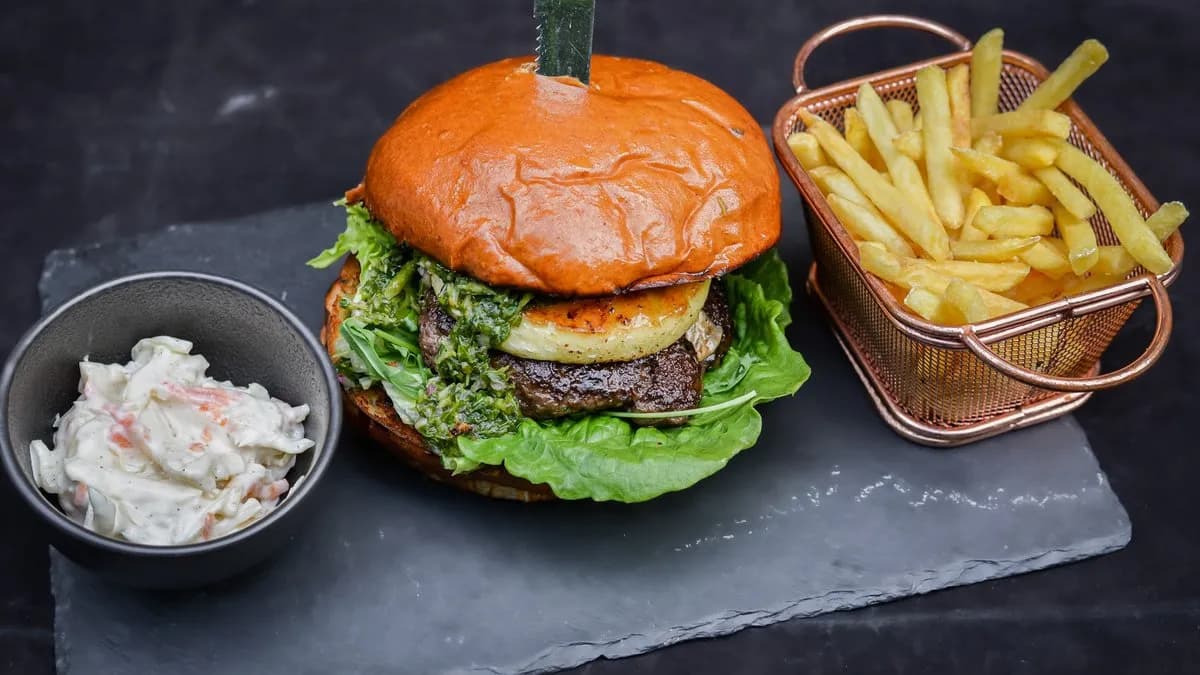 KECSKESAJTOS BURGER HASÁBBURGONYÁVAL, COLESLAW