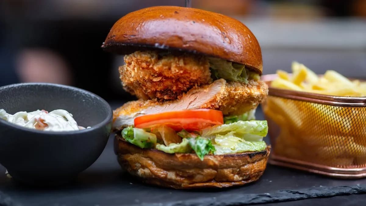 „CÉZÁR” BURGER HASÁBBURGONYÁVAL, COLESLAW