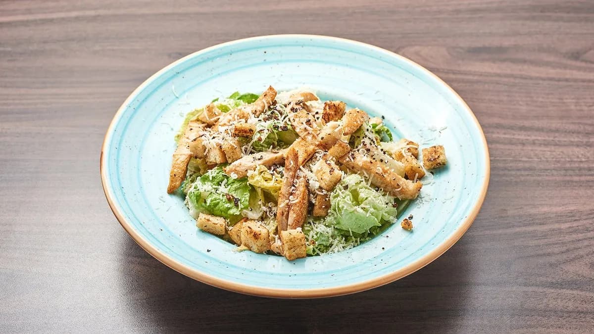 Cézár saláta csirkemellel