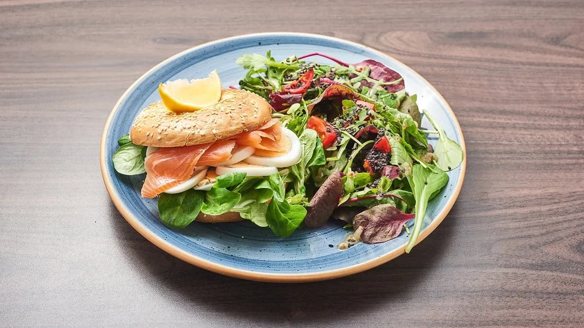 Füstölt lazacos bagel