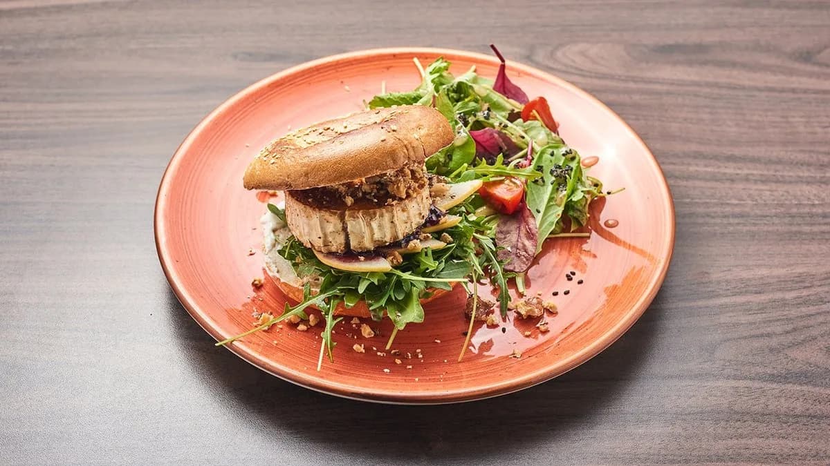 Grillezett dióbundás kecskesajtos bagel