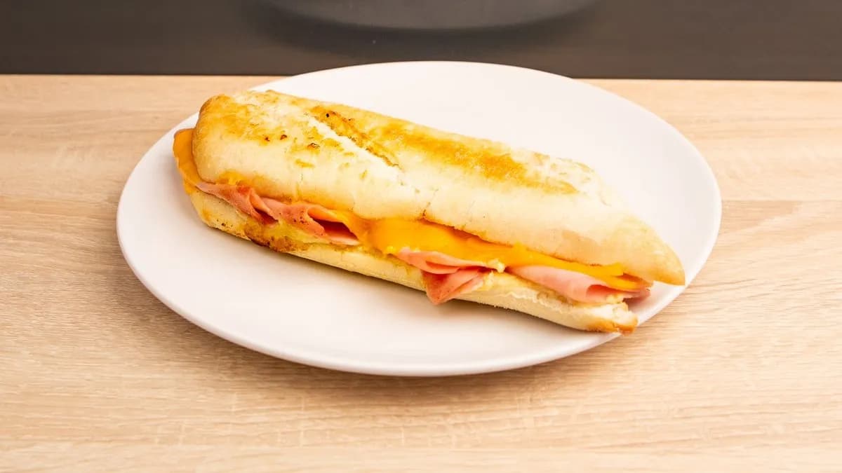 Dupla sonkás–sajtos szendvics