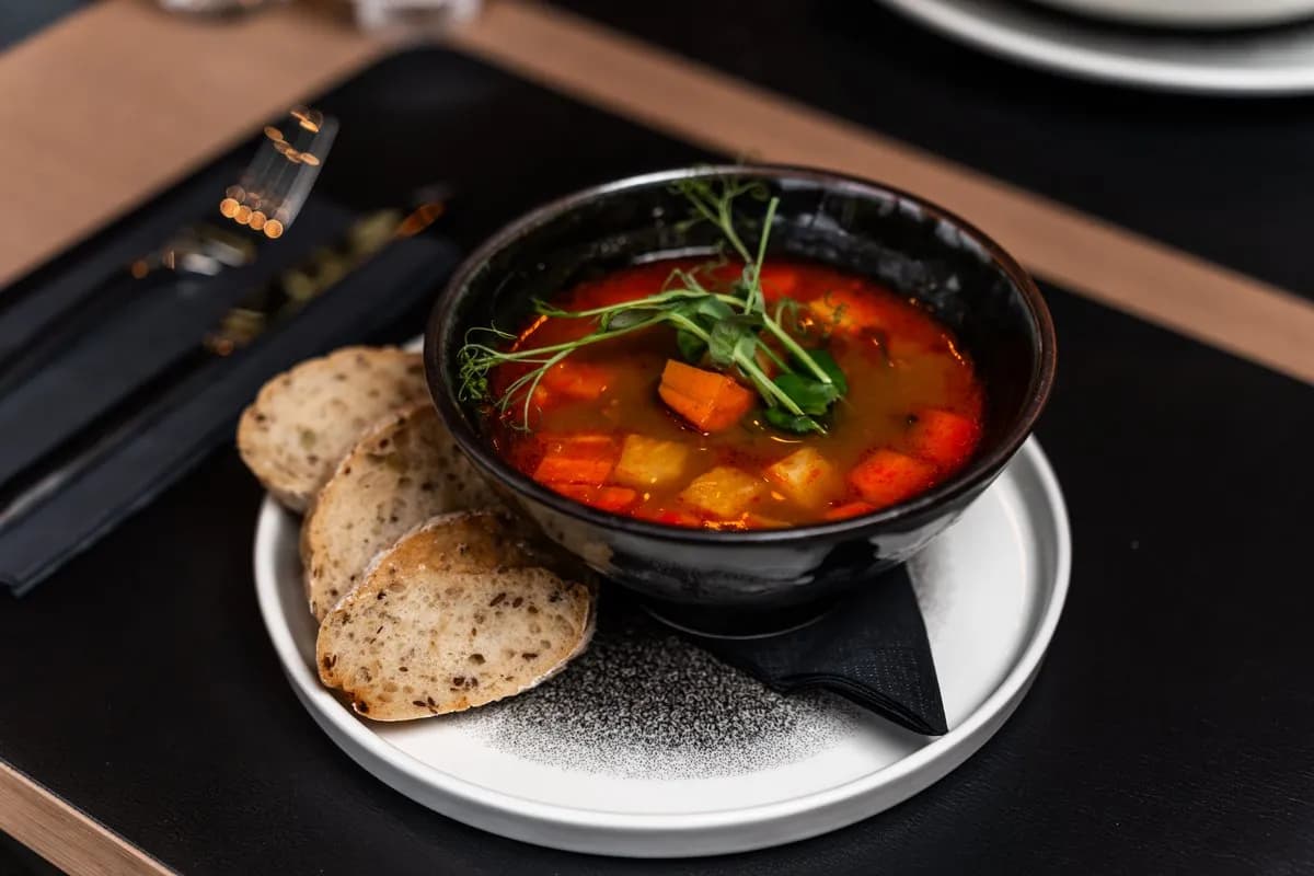 Szürke marha gulyás, házi baguette