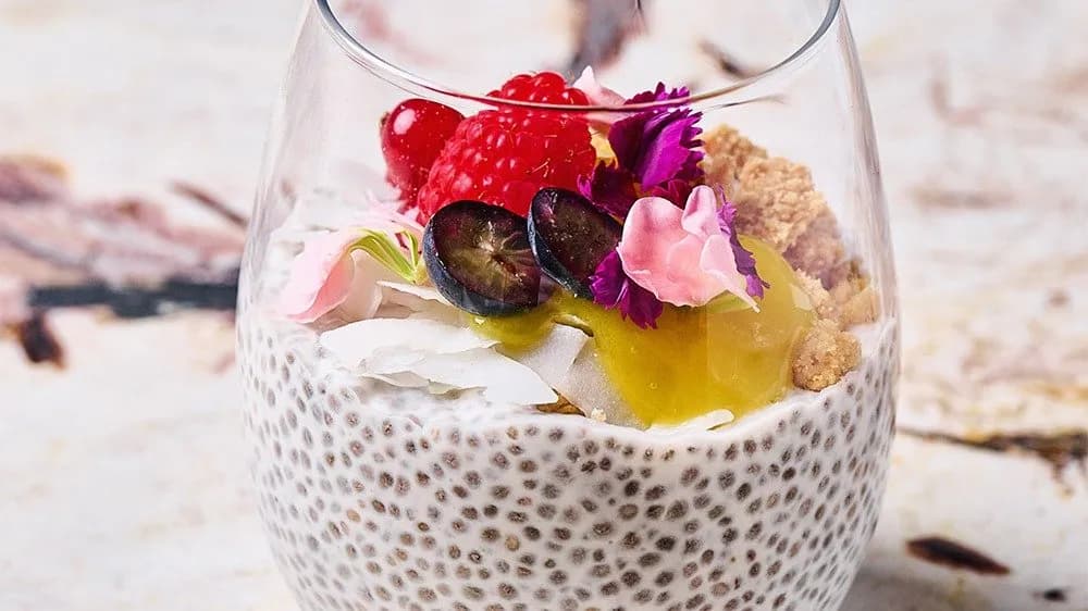 Kókuszos chia puding mangó coulival kókuszchipsszel