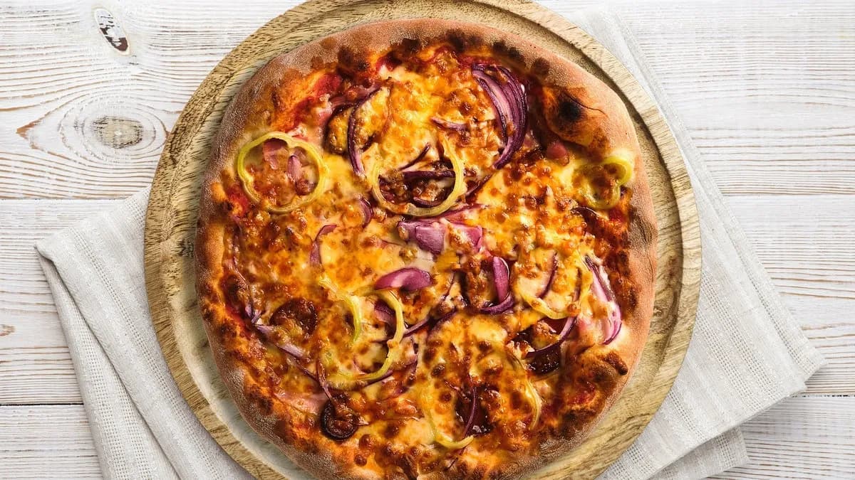 Red „Bacon & Salami” pizza