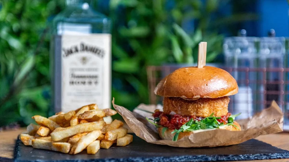 Rántott kecskesajtos burger, rusztikus hasábburgonyával