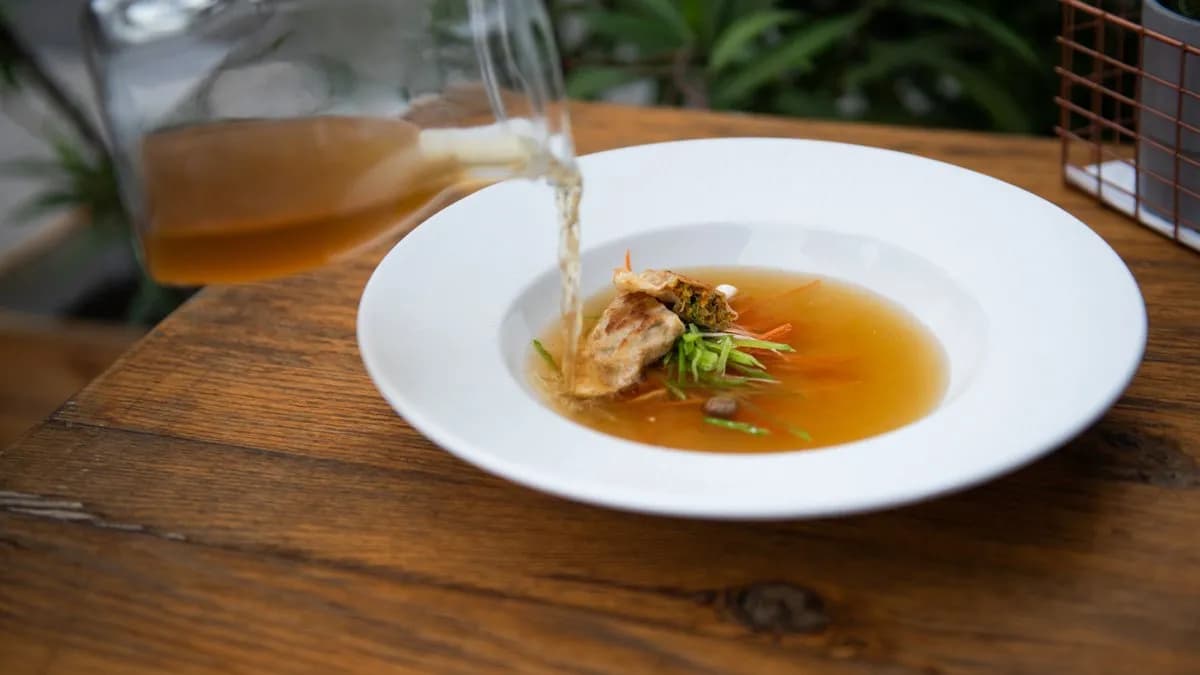 Tyúkhúsleves, ravioli, shimeji gomba, cukorborsó