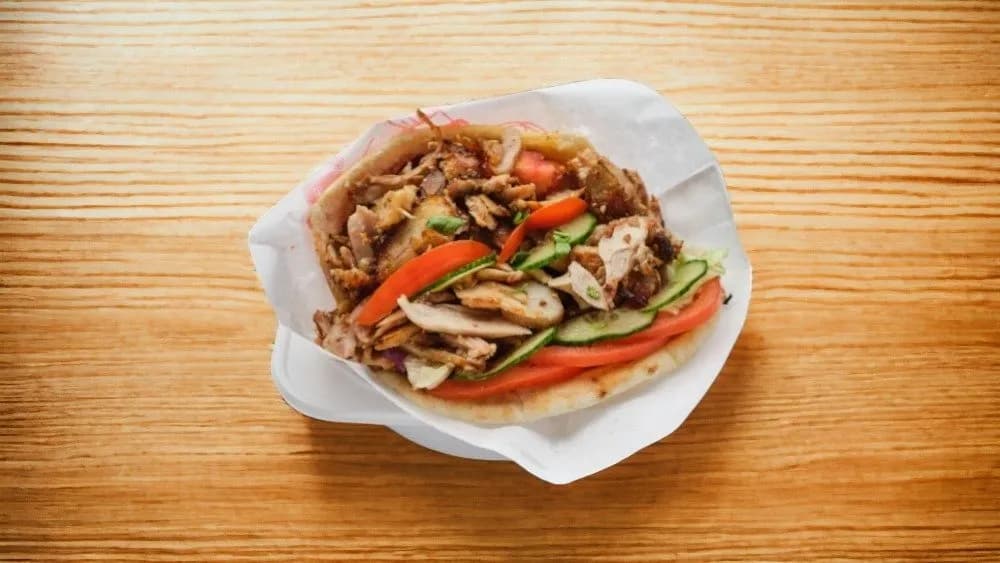 Csirkehúsos gyros pita választható 0,33 literes üdítővel