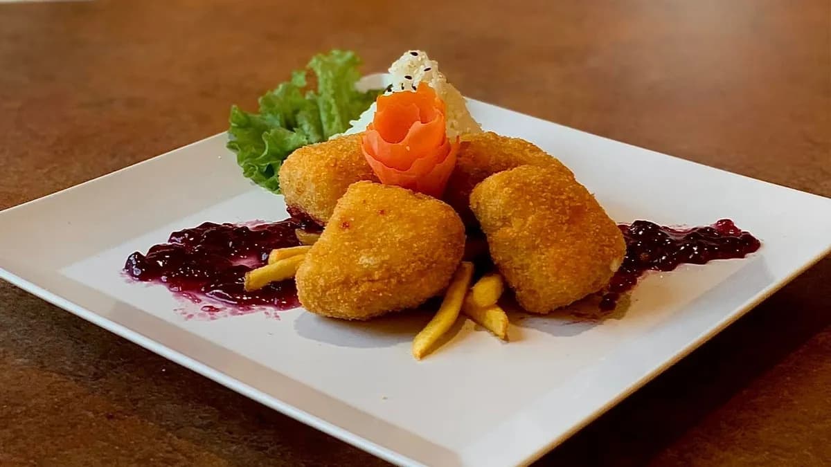 Rántott camembert áfonyával