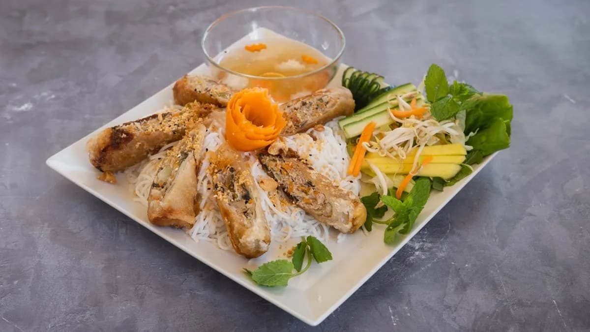 Bún bò nam bộ/Bun tésztás marhahúsos tál