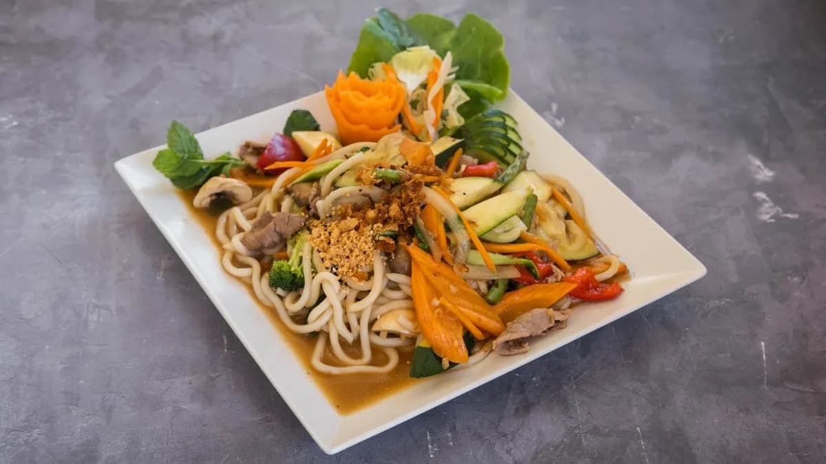 Udon xào hải sản/tengergyümölcsei