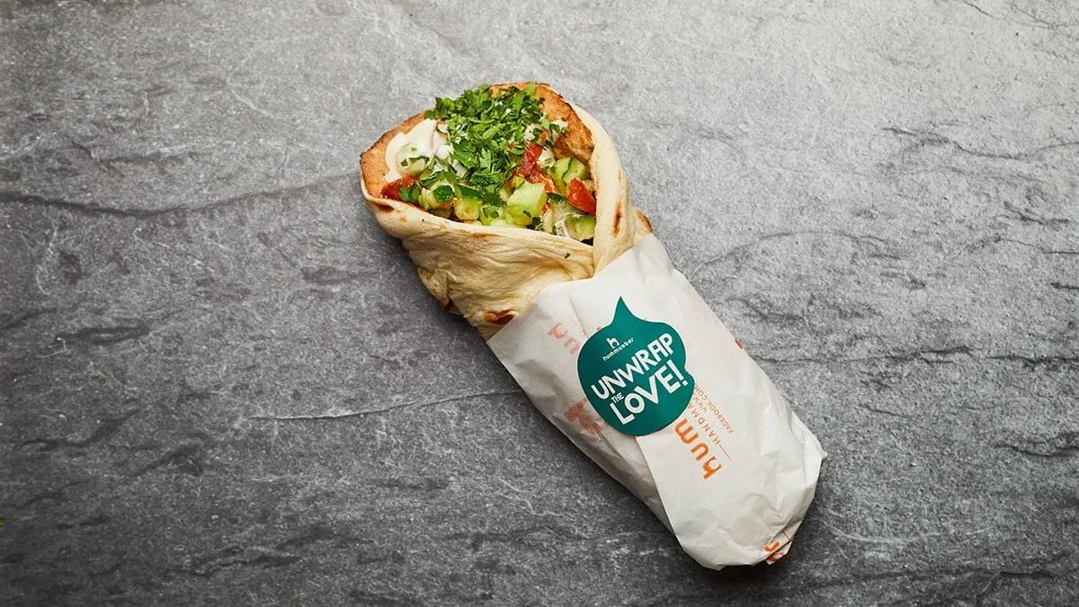 * Hummus és saláta Laffa