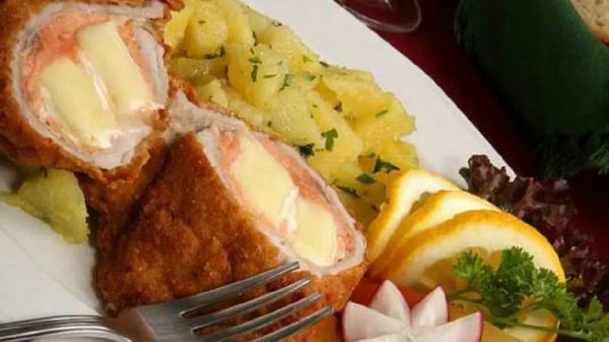 Lazaccal, camembert sajttal töltött sertésszelet rántva