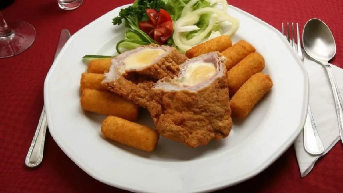 Sajttal, sonkával töltött sertésszelet rántva