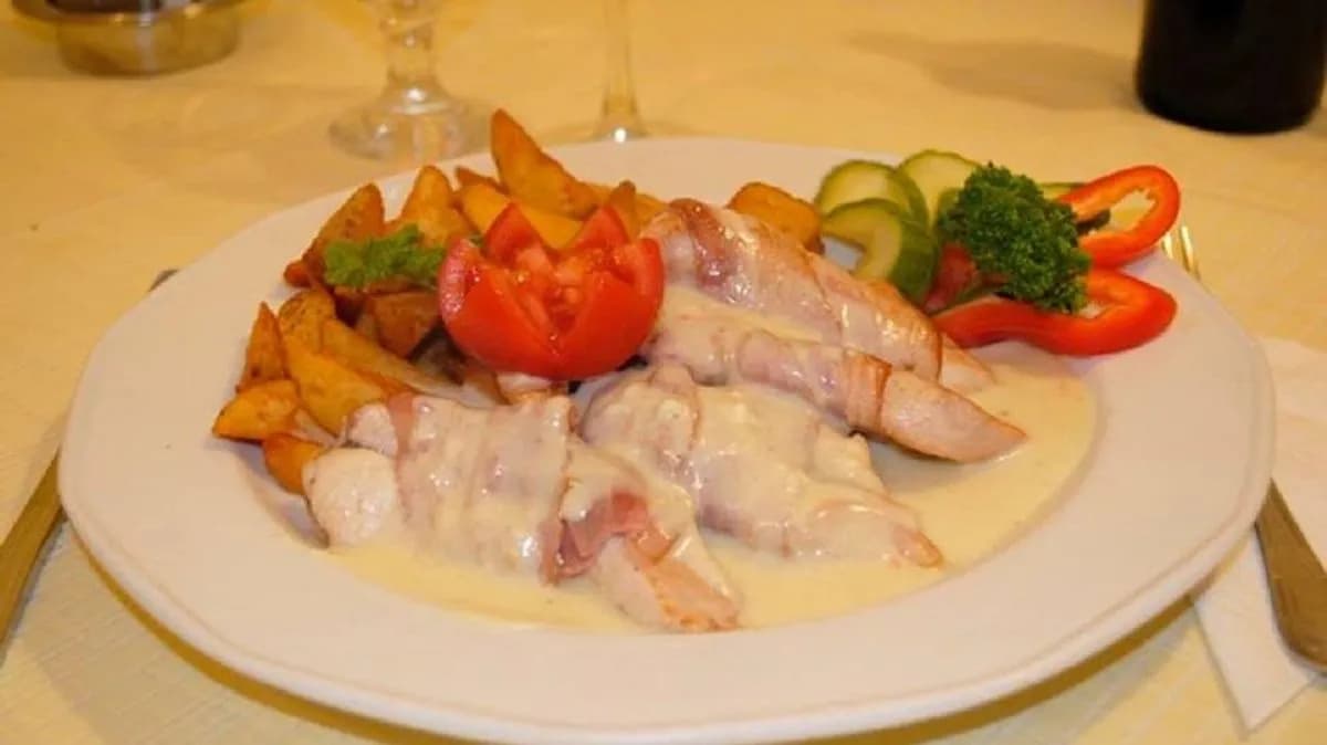 Baconos csirkemellcsíkok füstölt sajt mártással, steak burgonyával