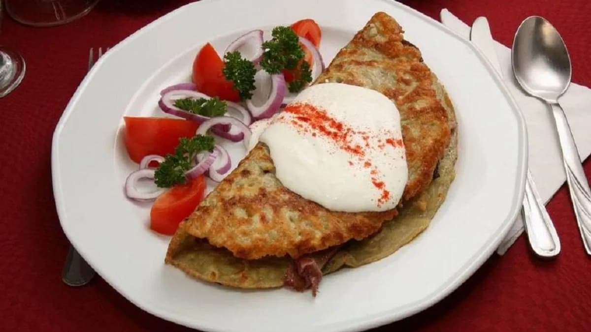 Tócsniban sült füstölt csülök fokhagymás fűszeres tejföllel