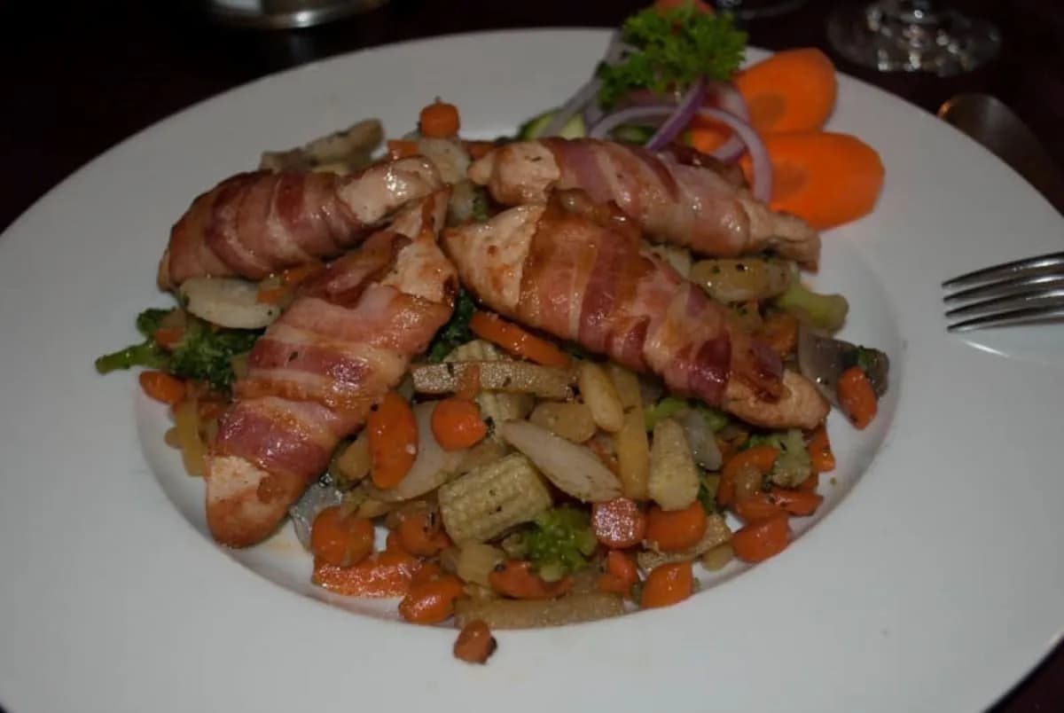 Baconbe tekert csirkemell roston wokban sült zöldségekkel