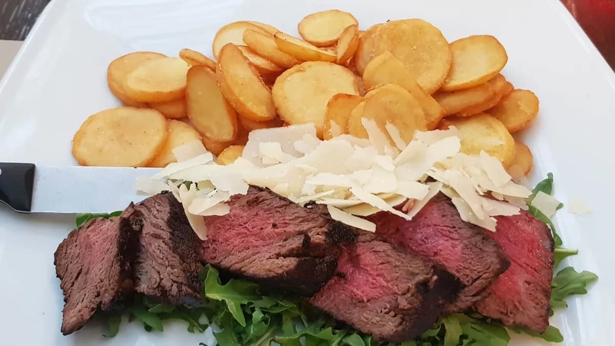 Tagliata di Manzo con Rucola e Grana