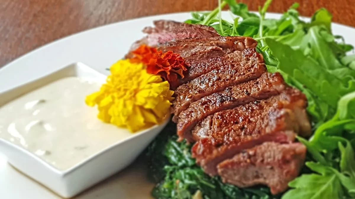 Tagliata di Manzo con Gorgonzola, Rucola e Olio Extra Vergine