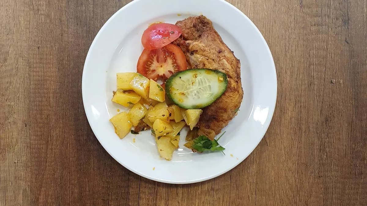 Sült csirkecomb választható körettel