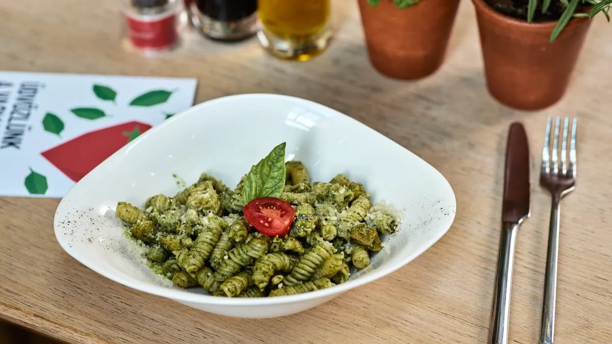 PASTA PESTO BASILICO CON POLLO