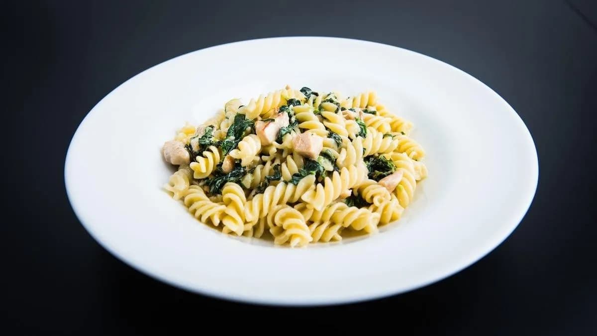 Fusilli con spinaci e petto di pollo