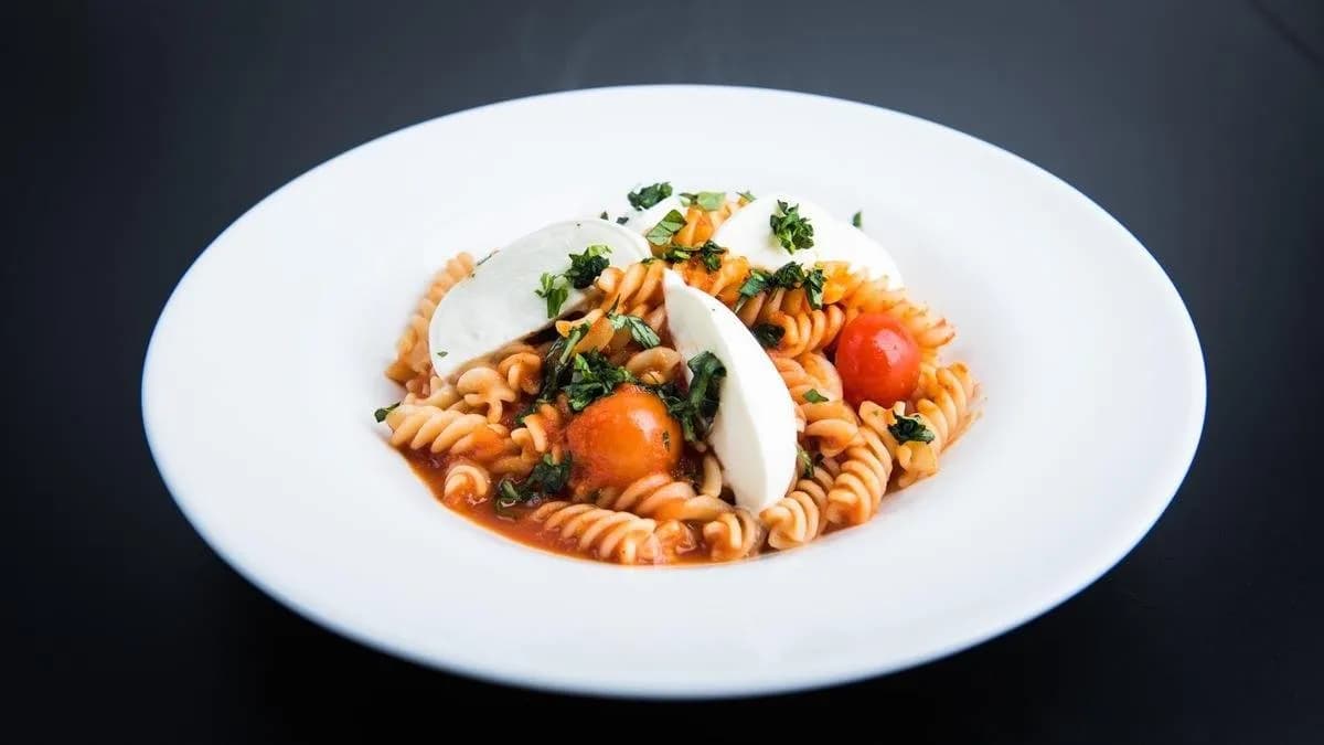Fusilli al pomodoro e mozzarella