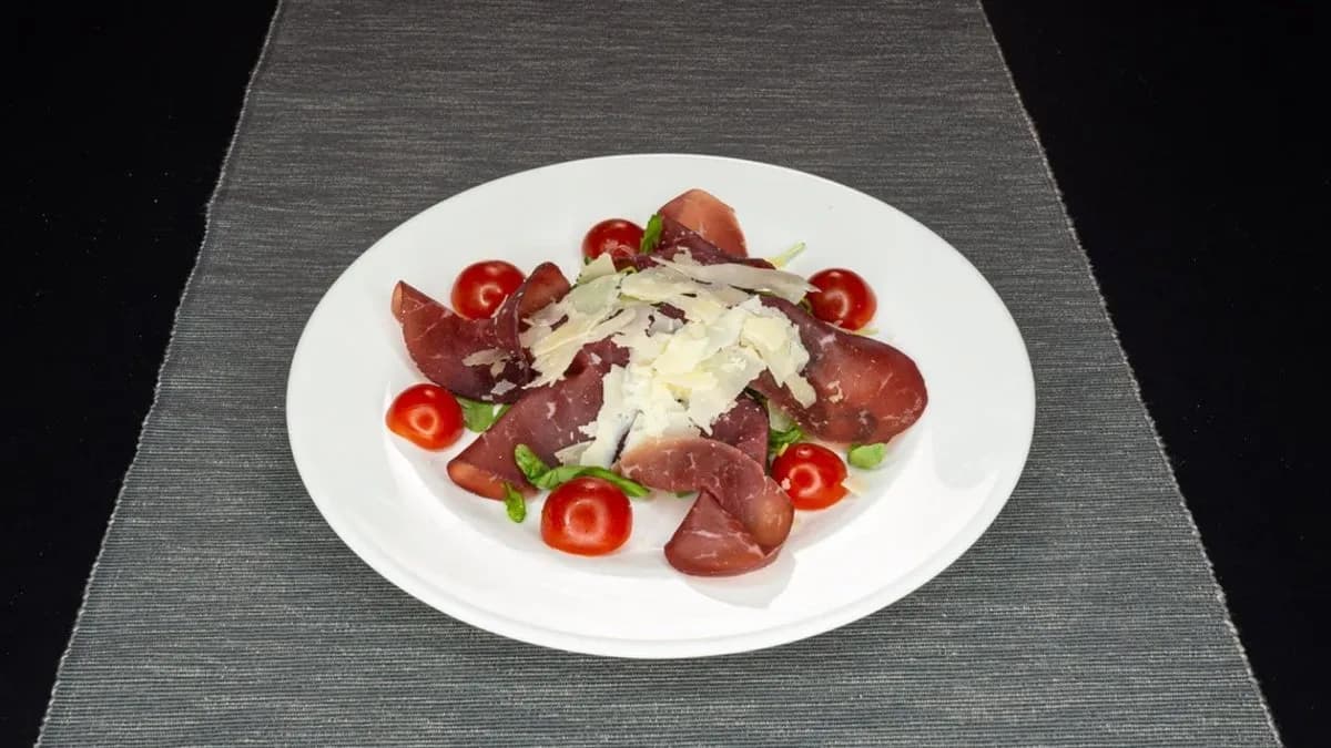 Piatto Freddo:Bresaola, rucola, grana a scaglie