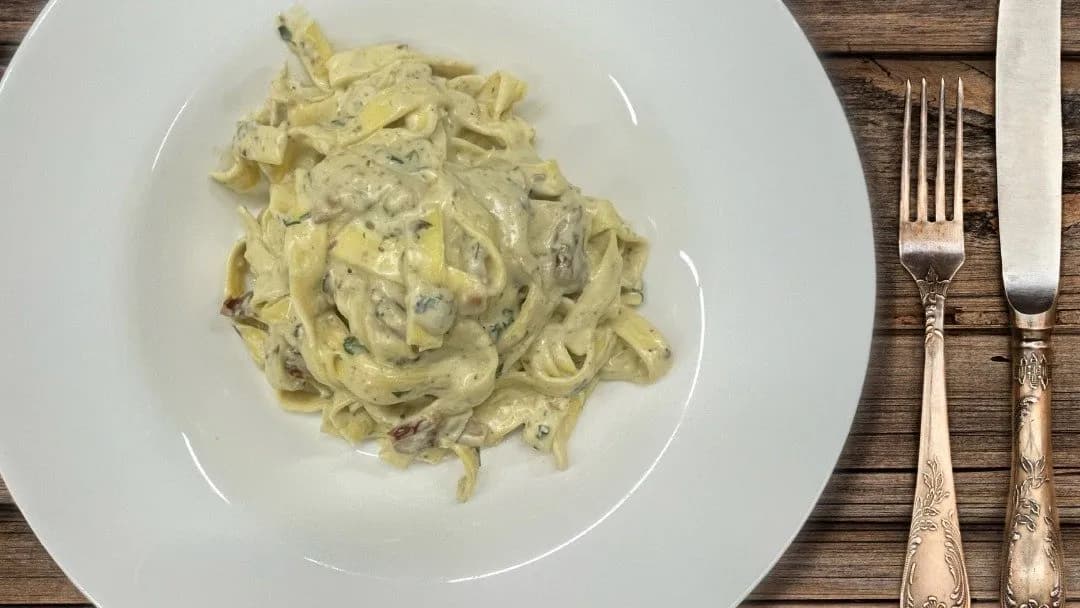 Tagliatelle al pesto di caprino e pomodori secchi